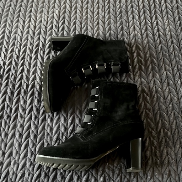 🌼🌼Blonde Black Heels - Picture 2 of 5